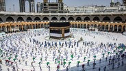 Pilger laufen um die Kaaba in Mekka. © picture alliance/dpa/Saudi Ministry of Media 