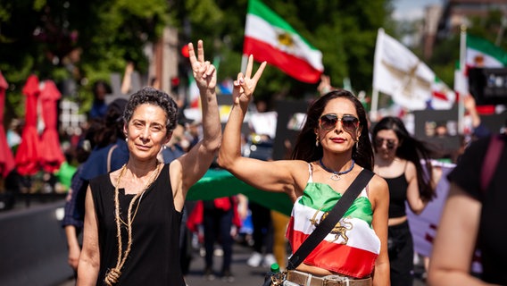 Iranische Frauen versammeln sich während einer Demonstration © picture alliance / NurPhoto | Allison Bailey Foto: Allison Bailey