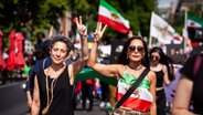 Iranische Frauen versammeln sich während einer Demonstration © picture alliance / NurPhoto | Allison Bailey Foto: Allison Bailey