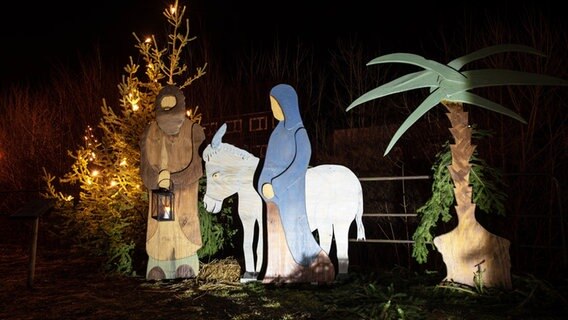 Ein Krippe mit mit lebensgroßen Figuren. © picture alliance/dpa Foto: Swen Pförtner