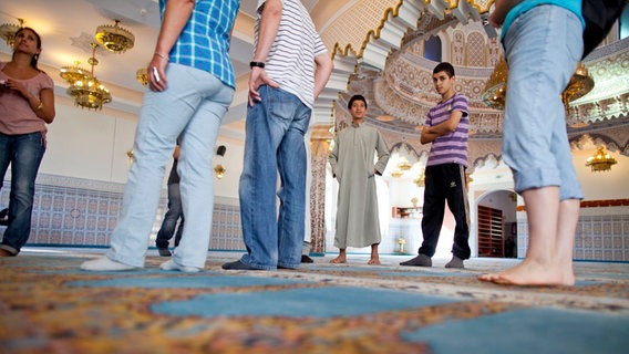 Besucher stehen in einer Frankfurter Moschee © picture alliance / dpa Foto: Frank Rumpenhorst