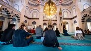 Menschen besuchen die Sehitlik Moschee am Tag der offenen Moschee (TOM) 2021 © picture alliance/dpa Foto: Fabian Sommer