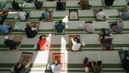 Gläubige beten wegen der Corona-Pandemie mit Sicherheitsabstand in der Moschee des Islamischen Kulturzentrum in Wolfsburg. © picture alliance/dpa Foto: Ole Spata