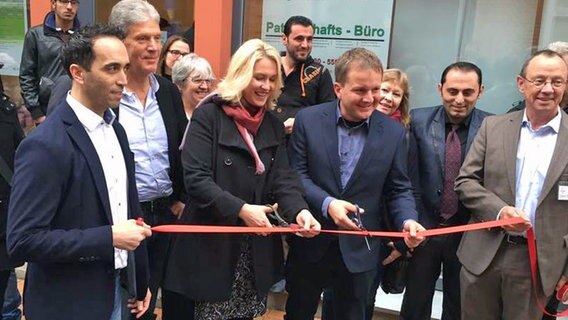 Mohamed Labari vom Orgateam "Wir sind Paten" (links), Bundesfamilienministerin Manuela Schwesig (Mitte) und Schweriner Oberbürgermeister Dr. Rico Badenschier (ganz rechts) eröffnen das Patenschaftsbüro in Schwerin. Mohamed Labari vom Orgateam "Wir sind Paten" (links), Bundesfamilienministerin Manuela Schwesig (Mitte) und Schweriner Oberbürgermeister Dr. Rico Badenschier (ganz rechts) eröffnen das Patenschaftsbüro in Schwerin. © islam.de