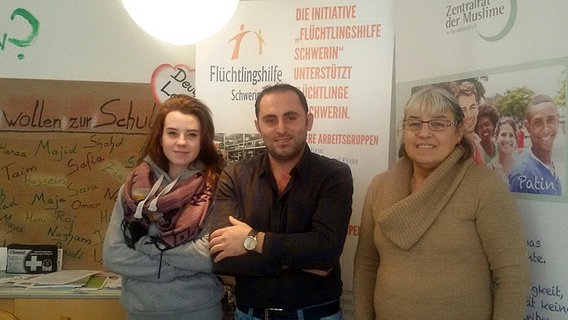 Jadwiga Sobanski, Hamoud Aldghim und Heike Sobanski betreiben das Patenschaftsbüro in Schwerin. Jadwiga Sobanski, Hamoud Aldghim und Heike Sobanski betreiben das Patenschaftsbüro in Schwerin. © NDR Foto: Alexa Hennings