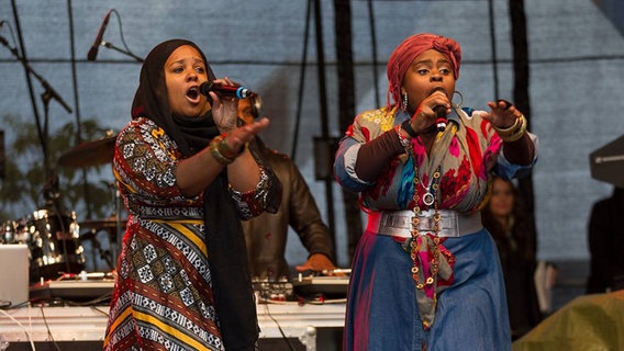 Das Rap-Duo "Poetic Pilgrimage" aus Bristol, bestehend aus Muneera Rashida Sukina und Abdul Noor, im Konzert. © Poetic Pilgrimage Music Foto: Danish Saroee
