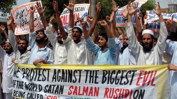 Eine Demonstration gegen den Ritterschlag für Salman Rushdie 2007 in Multan in Pakistan. Eine Demonstration gegen den Ritterschlag für Salman Rushdie 2007 in Multan in Pakistan. Foto: epa Mk Chaudhry