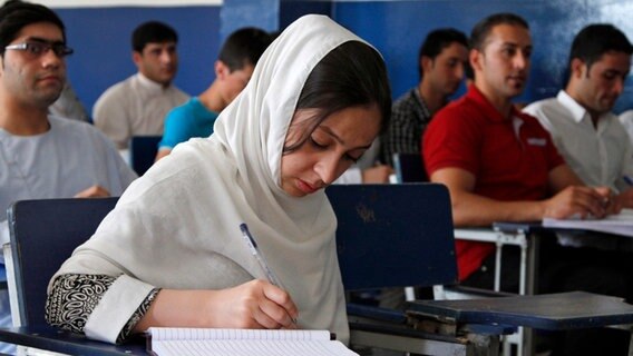 Eine afghanische Studentin zwischen männlichen Studentin an der Universität in Kabul 2013 © picture alliance / AP Photo Foto: Ahmad Jamshid