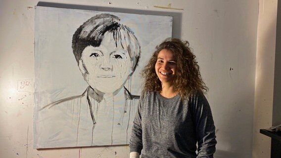Die Istanbuler Künstlerin Özgecan Uluer vor ihrem Angela-Merkel-Porträt © ARD Foto: Imran Mirza