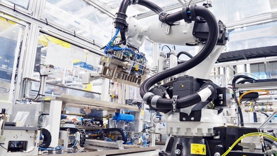 Ein Roboter bei der Batteriefertigung in einer Fabrik von Bosch © picture alliance/dpa/Bosch 