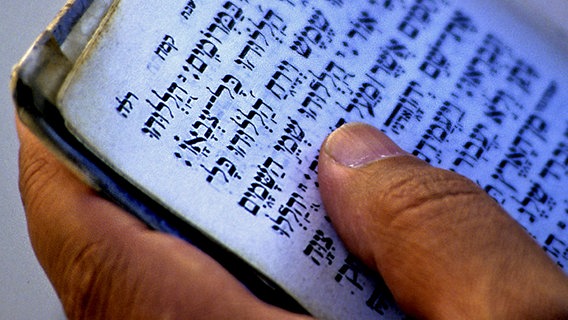 Ausschnitt der hebräischen Bibel in der Hand eines Lesers. © picture-alliance/chromorange 