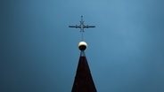Ein Kreuz auf einer Kirchturmspitze. © dpa Foto: Silas Stein