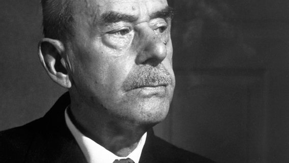 Thomas Mann, aufgenommen 1955 in Weimar. © dpa Foto: Abraham Pisarek