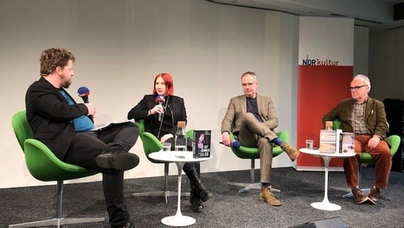 Alexander Solloch, Lydia Benecke, Volker Kutscher und Michael Köhlmeier sitzen auf einer Bühne. © NDR Foto: Birgit Laabs