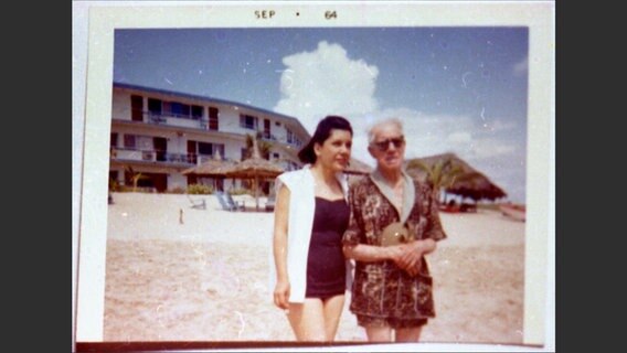 B. Traven und Rosa Elena 1964 am Strand von Mazatlán © Heinrich-Heine-Institut, Sammlung B. Traven / Will Wyatt 