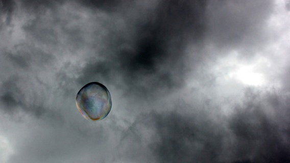 Eine Seifenblase vor wolkigem Himmel. © photocase / WWeiser Foto: WWeiser
