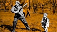 Ein Mann und ein kleiner Junge spielen Baseball in einem historischen Foto. © picture-alliance / dpa | Empics 