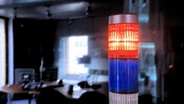 Ein leuchtendes Rotlicht im Radio-Studio. © NDR Foto: Konrad Winkler