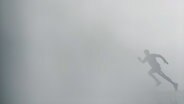 Eine Person rennt bei Nebel. © photocase Foto: designmaniac
