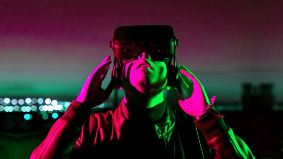 Eine Person trägt eine Virtual Reality Brille. © Addictive Stock / photocase.de Foto: Addictive Stock