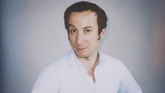 Porträt des Schauspielers Christian Onciu. © NDR 