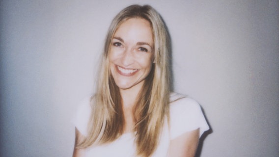 Porträt der Schauspielerin Céline Fontanges. © NDR 
