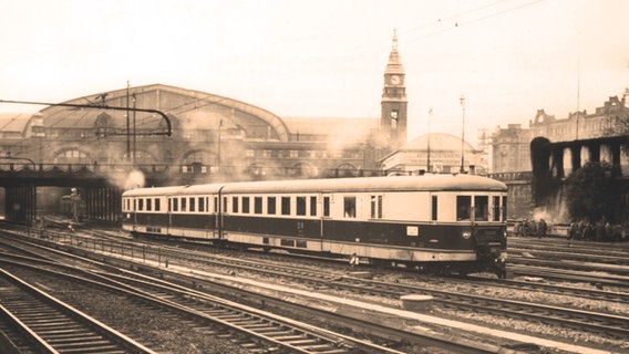 Der "Fliegende Hamburger" vor dem Hauptbahnhof in Hamburg im Jahr 1953. © picture-alliance / Helmut Zindler | Helmut Zindler 