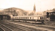 Der "Fliegende Hamburger" vor dem Hauptbahnhof in Hamburg im Jahr 1953. © picture-alliance / Helmut Zindler | Helmut Zindler 