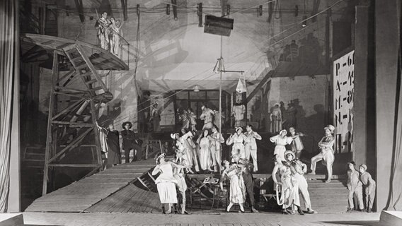 "Masse Mensch" von Ernst Toller. Aufführung am Theater der Revolution, dem heutigen Majakowski-Theater, Moskau 1923. © picture alliance/akg-images Foto: akg-images
