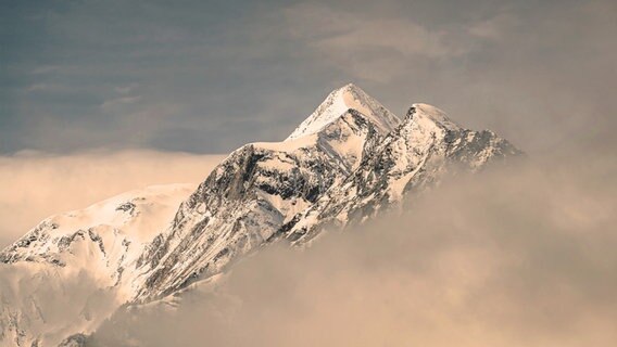 Das schneebedeckte Kitzsteinhorn ragt aus dem Nebel, aufgenommen am 30. April 2020, Kaprun, Österreich. Das schneebedeckte Kitzsteinhorn ragt aus dem Nebel, aufgenommen am 30. April 2020, Kaprun, Österreich. © picture alliance / Stefanie Oberhauser / EXPA / picturedesk.com | Stefanie Oberhauser Foto: Stefanie Oberhauser