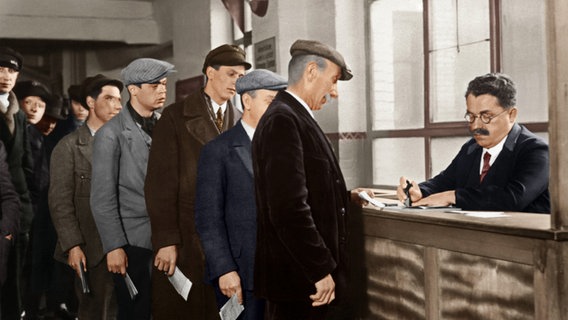 Weimarer Republik: Arbeitslose vor dem Schalter einer Stempelstelle, 1930. © picture alliance / akg-images | akg-images 
