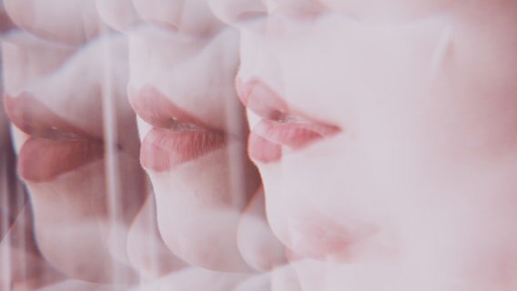 Die Lippen einer Frau in einer psychedelischen Verzerrung. © photocase | nanihta Foto: nanihta