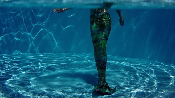 Unter Wasser ist nur die Flosse einer Meerjungfrau zu sehen. © photocase / Fotoline Foto: Fotoline
