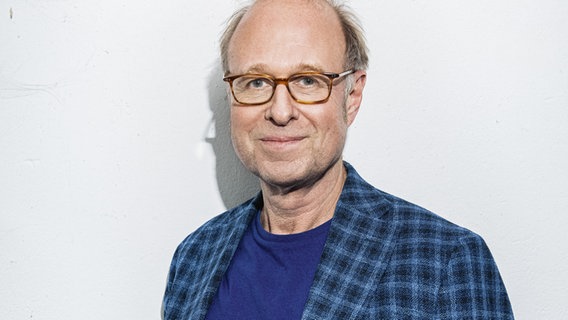 Autor und Regisseur der Hörspielserie ist Oliver Sturm. © NDR/Andreas Rehmann Foto: Andreas Rehmann
