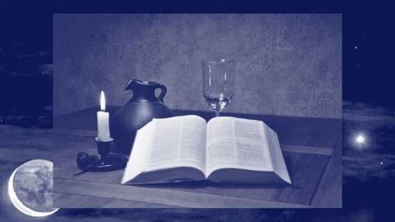 Ein Stillleben mit aufgeschlagenem Buch und Kerze. Als Rahmen ein Nachthimmel mit Mond und Sternen. © photocase / Martitox / Catalenca (m) Foto: Martitox / Catalenca