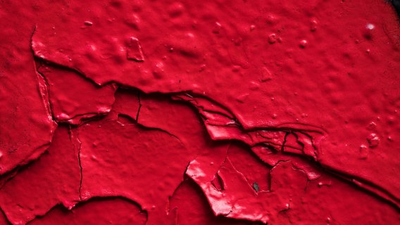 Dick aufgetragene rote Farbe blättert ab. © photocase / Sulamith Sallmann Foto: Sulamith Sallmann