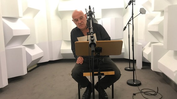 Christian Redl sitzt vor einem Mikrofon im Studio. © NDR / Julia Werth Foto: Julia Werth