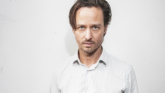 Schauspieler Tom Schilling spielt die Hauptrolle "Sven Schmitz“. © NDR/Andreas Rehmann Foto: Andreas Rehmann