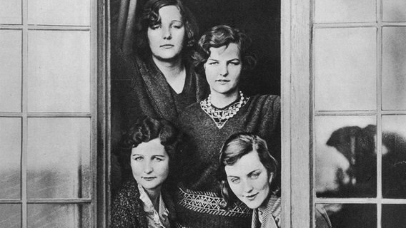 Gruppenbild der Mitford Schwestern. v.l.: Nancy, Unity, Jessica und Diana. © picture alliance/Mary Evans Picture Library 