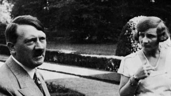 Adolf Hitler und Unity Mitford im Englischen Garten. © picture-alliance / United Archives/TopFoto Foto: 91050/United_Archives/TopFoto