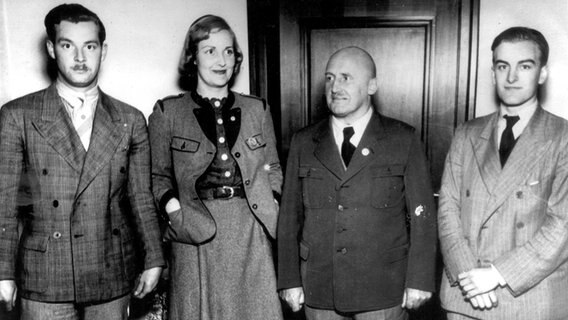 Unity Mitford in bayerischer Tracht mit NSDAP-Gauleiter Julius Streicher (2. v.r.) in Nürnberg 1938. © picture-alliance / United Archives/TopFoto Foto: 91050/United_Archives/TopFoto