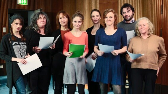 Hörspiel-Produktion "In meinen Alter rauche ich immer noch heimlich" mit Alice Dwyer, Marion Breckwoldt, Marlen Diekhoff, Maria Magdalena Wardzinska, Julia Jäger, Nina Petri, Fjodor Olev, Angelika Bender. Hörspiel-Produktion "In meinen Alter rauche ich immer noch heimlich" mit Alice Dwyer, Marion Breckwoldt, Marlen Diekhoff, Maria Magdalena Wardzinska, Julia Jäger, Nina Petri, Fjodor Olev, Angelika Bender. Foto: Diane Hoffmann