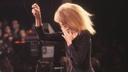 Die Pianistin Carla Bley bei einem Konzert mit ihrer Very Big Band bei einem Konzert in Hamburg, Fabrik im Oktober 1990 © picture alliance / jazzarchiv | Hardy Schiffler Foto: Hardy Schiffler