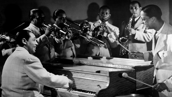Duke Ellington steht neben seinem Orchester, 1945 © CSU Archives / Everett Collection 