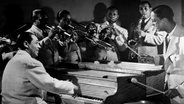 Duke Ellington steht neben seinem Orchester, 1945 © CSU Archives / Everett Collection 
