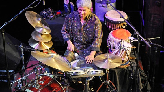 Trilok Gurtu, Percussionist, Komponist Trilok Gurtu, Percussionist, Komponist © picture-alliance / Jazz Archiv Foto: Isabel Schiffler