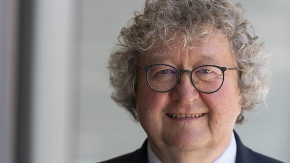 Ein Mann mit einer schwarzen Brille lächelt in die Kamera © picture alliance/dpa/dpa-Zentralbild | Matthias Rietschel 