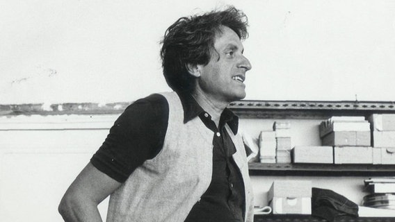 Der Komponist Iannis Xenakis in seinem Studio 1970 Der Komponist Iannis Xenakis in seinem Studio 1970 © Michèle Daniel Foto: Michèle Daniel