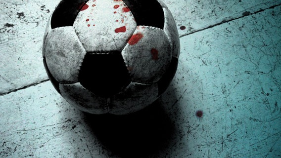 Ein Fußball mit einigen Blutspritzern. © photocase / chrio / namaste (m) Foto: chrio / namaste