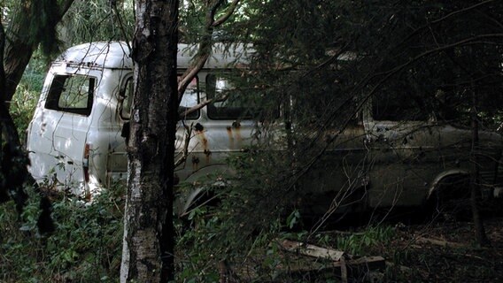 Ein verlassenes Auto steht im Wald. © slw / photocase.de Foto: slw